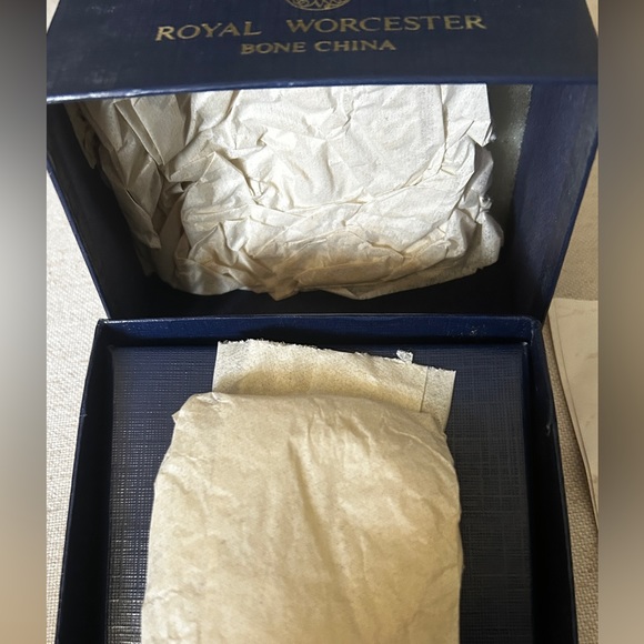 NOS Royal Worcester Bone China Trinket Box~Butterflies - Picture 2 of 5